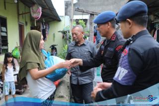 Satuan Brimob Polda Sumut Hadirkan Senyum Warga Lewat Sembako Jumat Berkah,